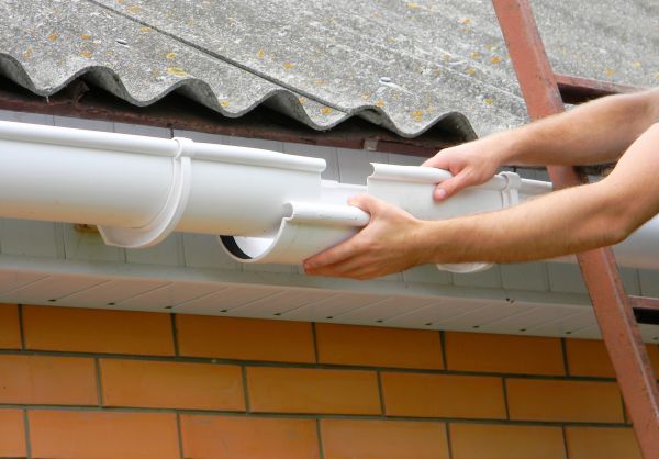 Gutter Hanging in Saginaw